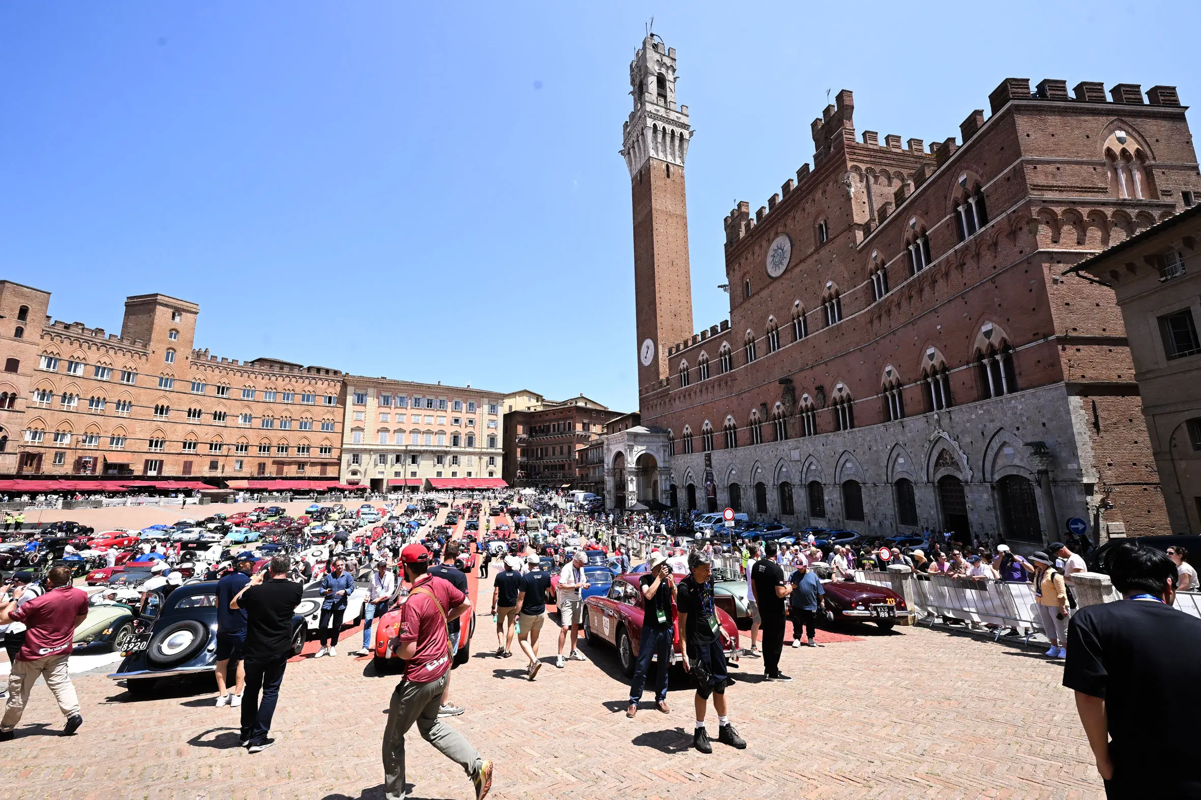 Mille Miglia 2025, la pausa pranzo a Siena