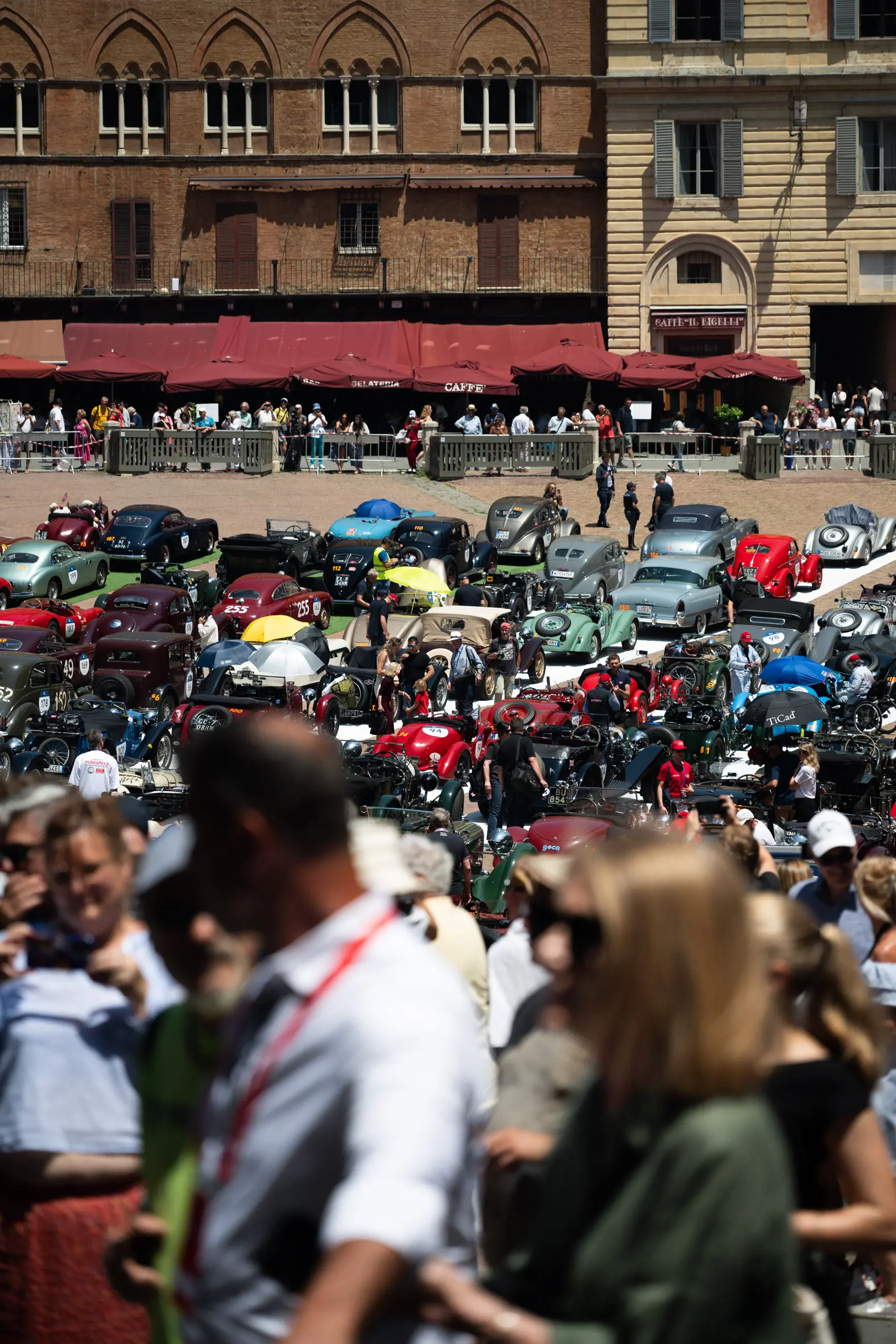 Mille Miglia 2025, la pausa pranzo a Siena