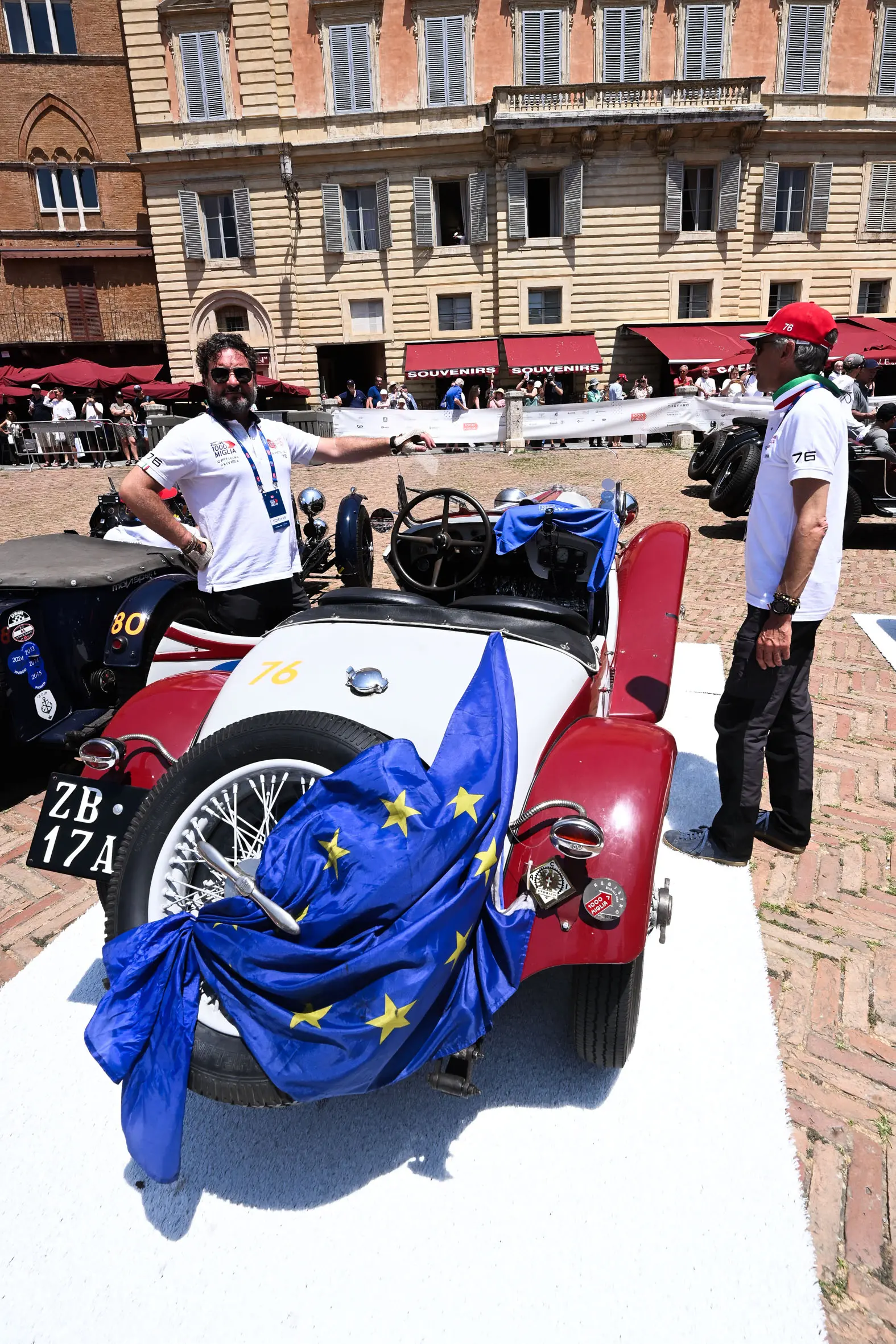 Mille Miglia 2025, la pausa pranzo a Siena
