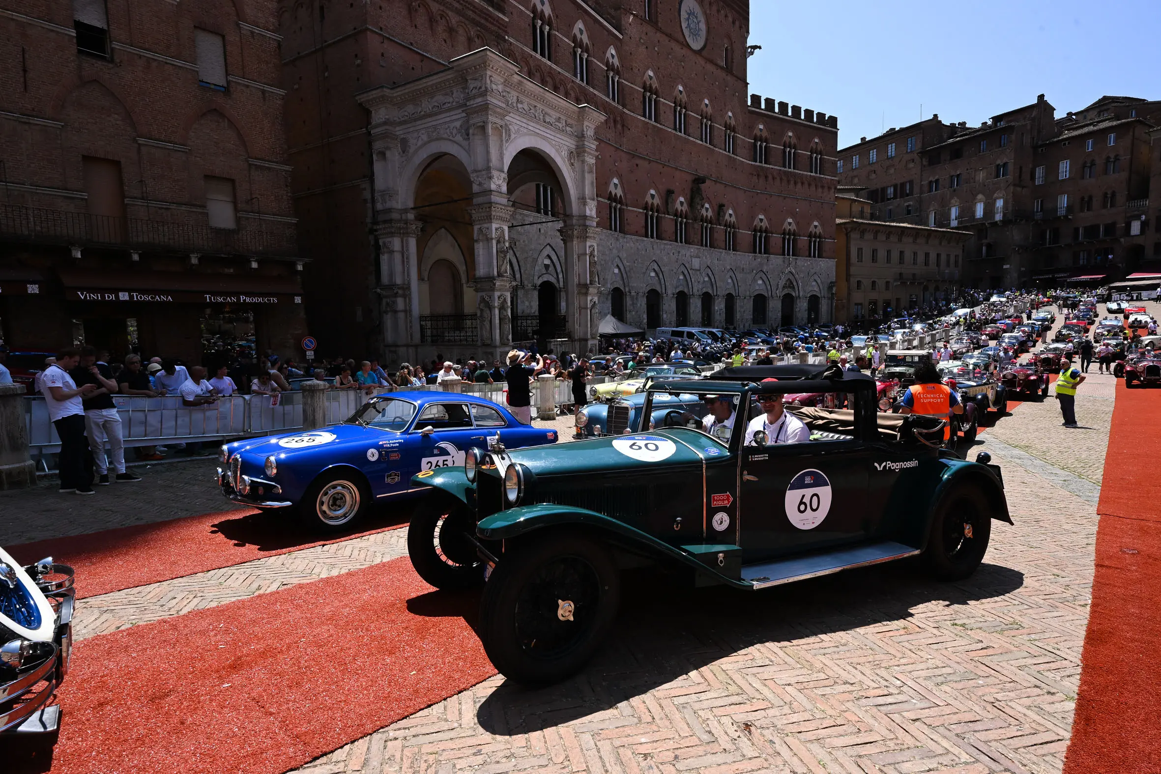 Mille Miglia 2025, la pausa pranzo a Siena