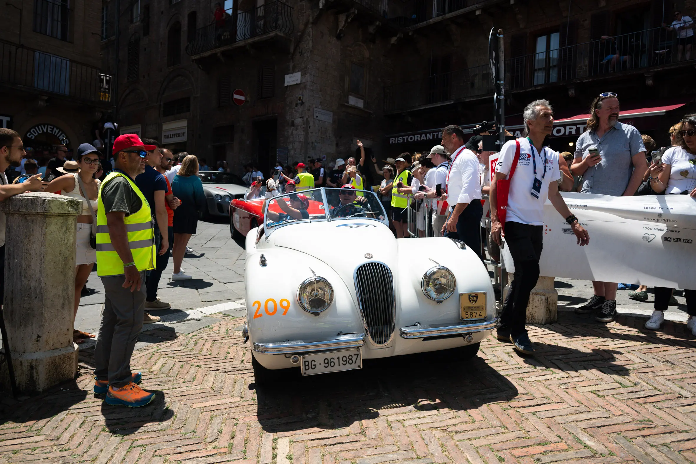 Mille Miglia 2025, la pausa pranzo a Siena
