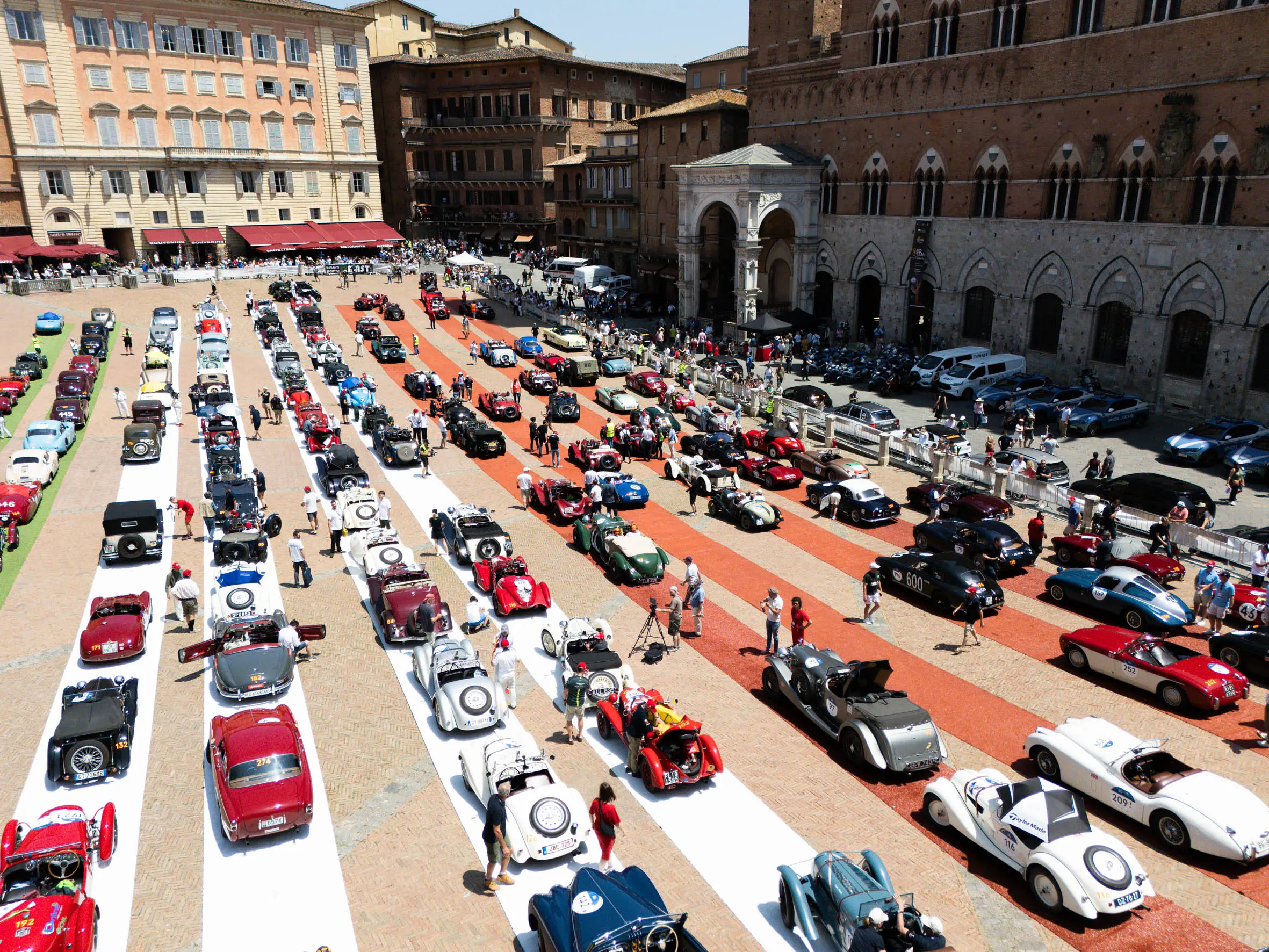 Mille Miglia 2025, la pausa pranzo a Siena