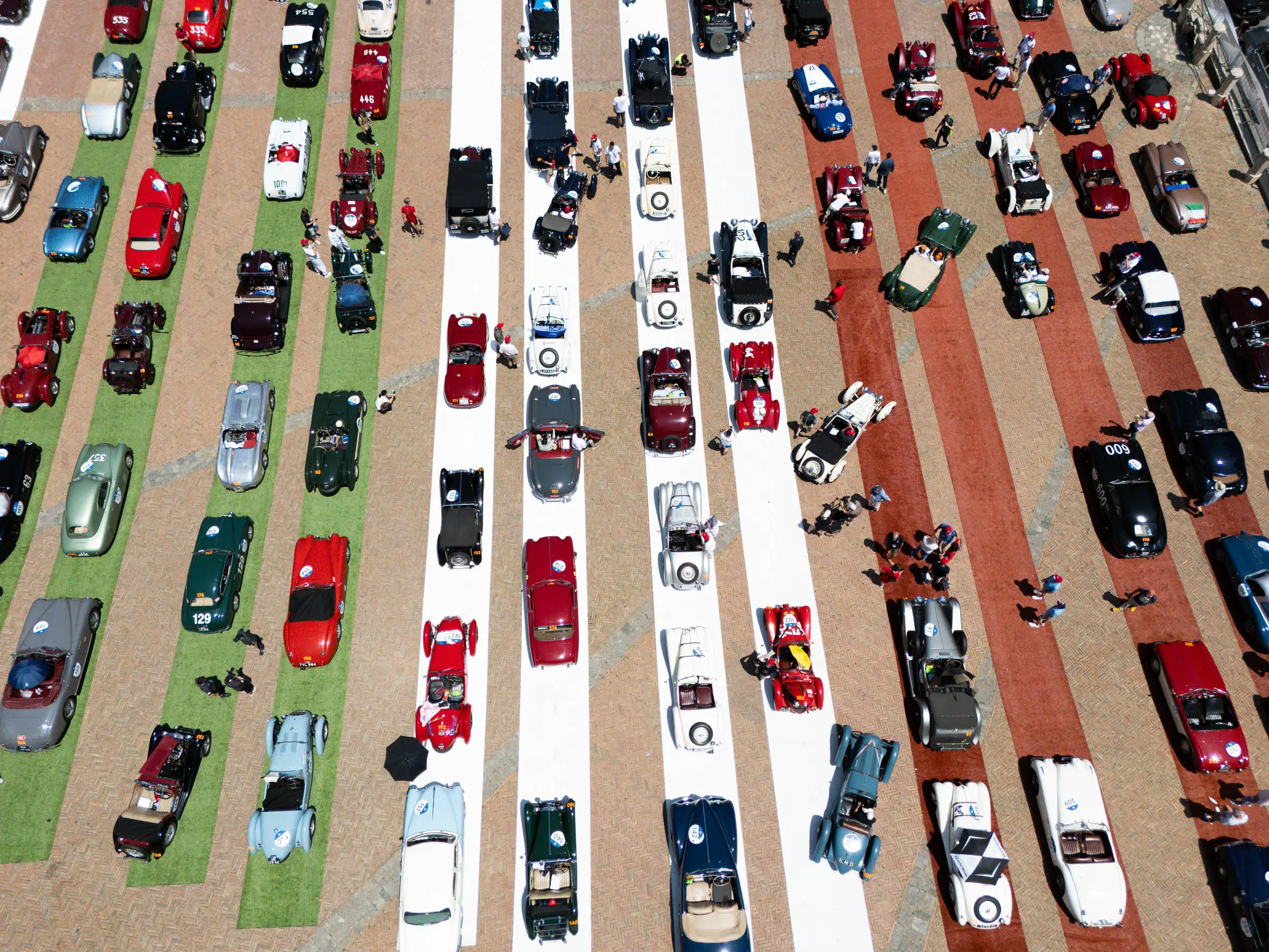 Mille Miglia 2025, la pausa pranzo a Siena