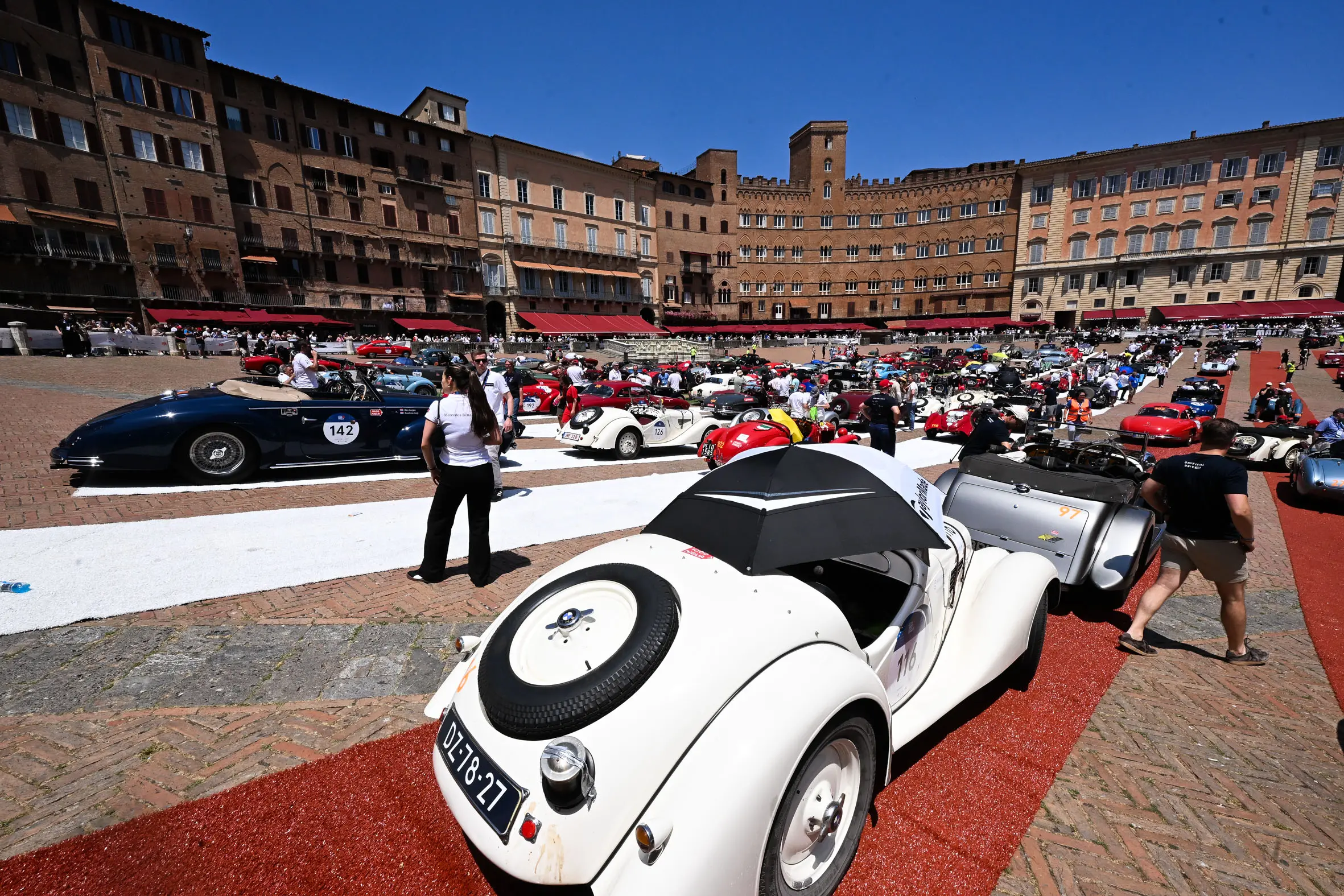 Mille Miglia 2025, la pausa pranzo a Siena