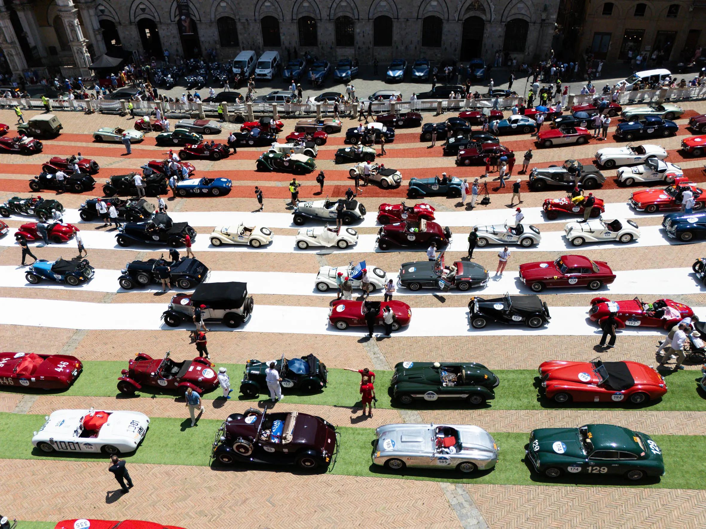 Mille Miglia 2025, la pausa pranzo a Siena