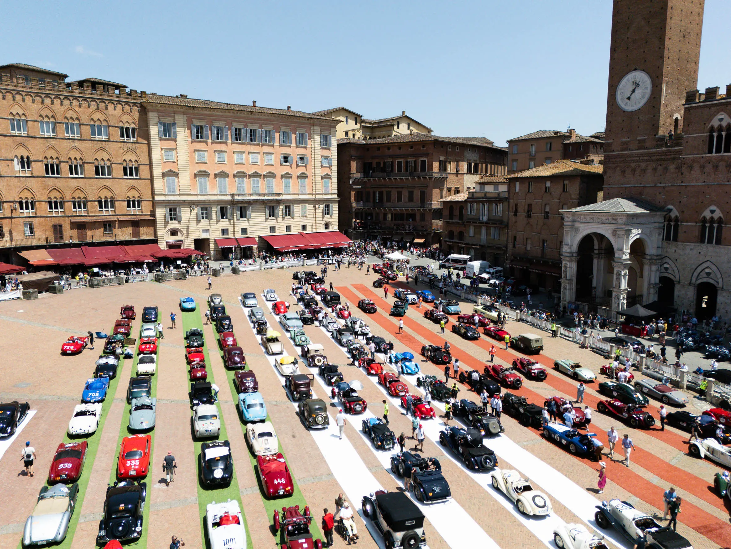 Mille Miglia 2025, la pausa pranzo a Siena