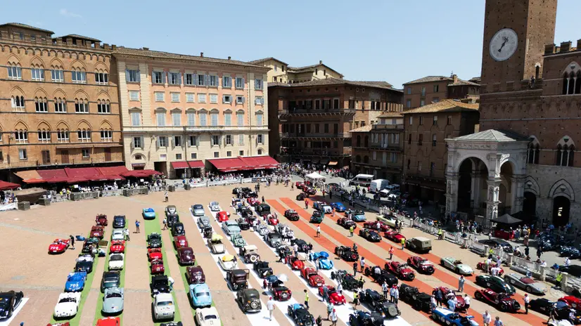 Mille Miglia 2025, la pausa pranzo a Siena