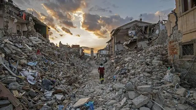 Macerie a Amatrice dopo il terremoto del 24 agosto 2016 ANSA/ ALESSANDRO DI MEO