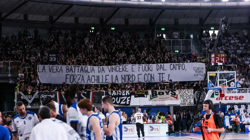 Lo striscione della Virtus Bologna - Foto New Reporter Comincini © www.giornaledibrescia.it