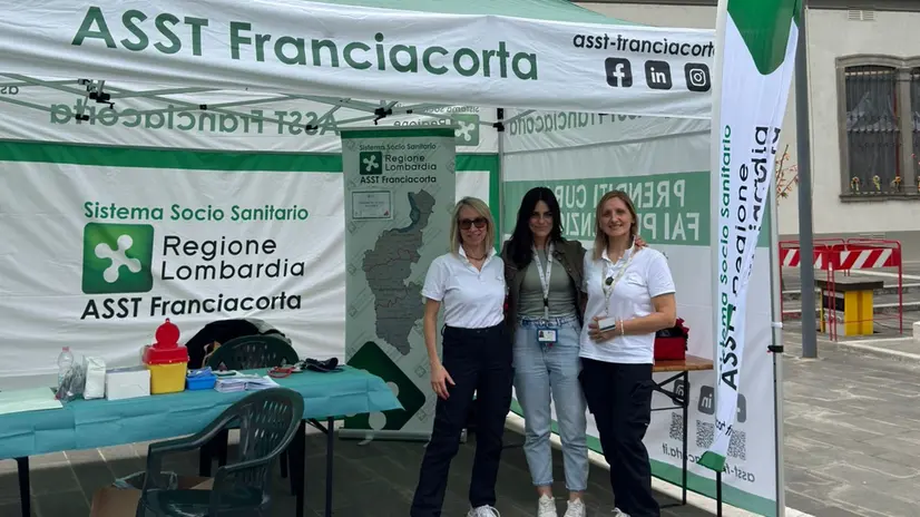 Uno stand informativo di Asst Franciacorta - © www.giornaledibrescia.it