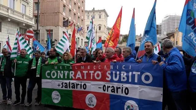 La segretaria del Pd, Elly Schlein, con Maurizio Landini, segretario generale della Cgil, al corteo dei metalmeccanici che si è svolto oggi a Roma, 28 marzo 2025. ANSA/ALANEWS