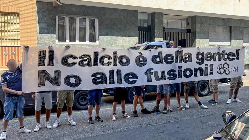 Uno degli striscioni esposti - Ultras 1911 Facebook