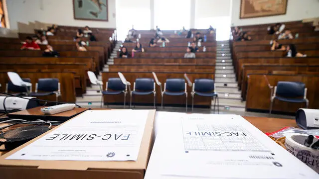 Studenti durante il test di accesso alla facolta’ di Medicina, Odontoiatria e Veterinaria presso l’Universita’ La Sapienza, Roma, 28 maggio 2024. ANSA/ANGELO CARCONI