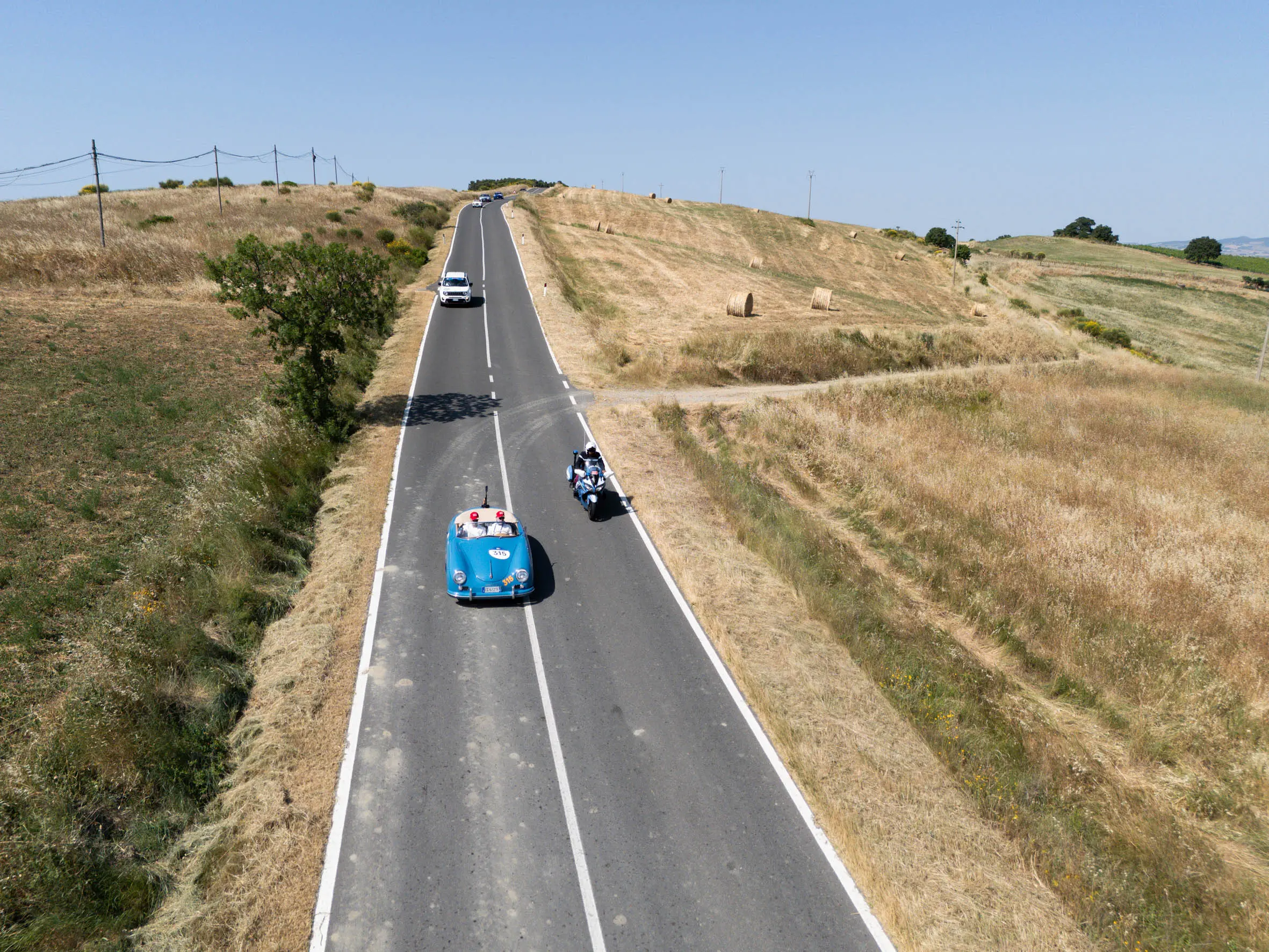 Mille Miglia 2025, il passaggio dalla Val d’Orcia