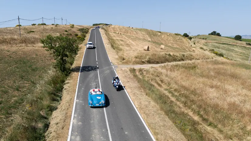 Mille Miglia 2025, il passaggio dalla Val d’Orcia