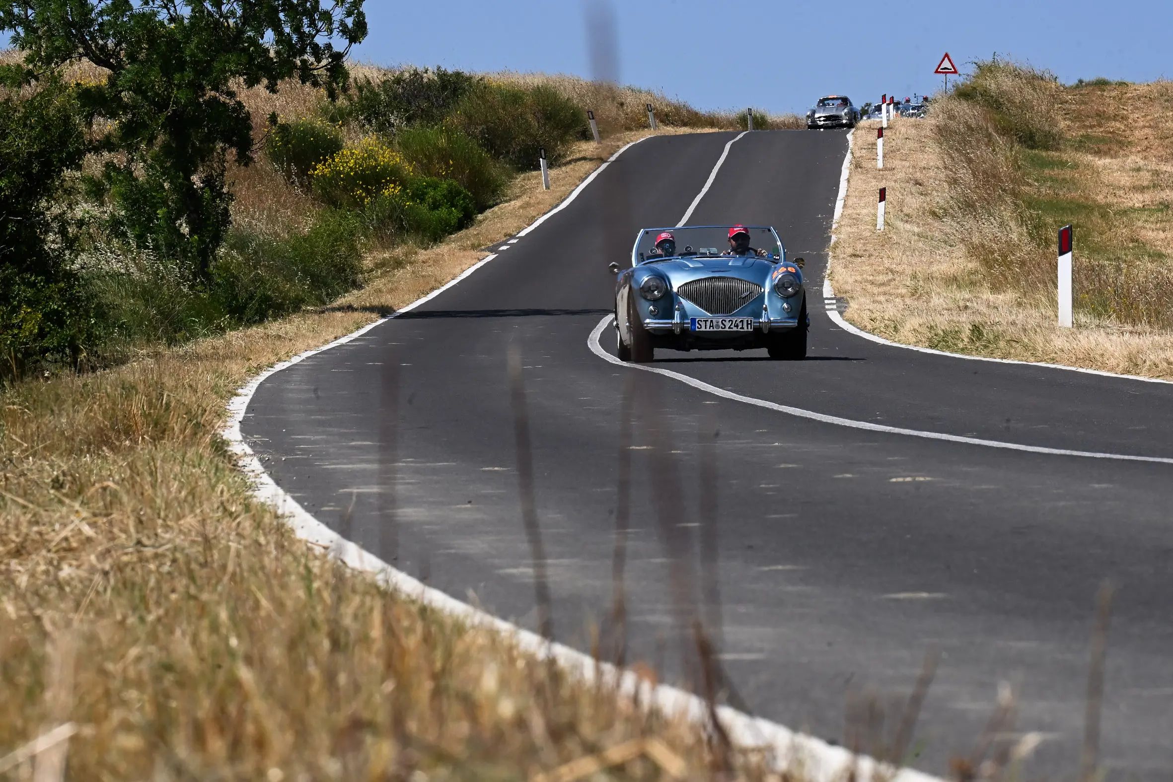 Mille Miglia 2025, il passaggio dalla Val d’Orcia
