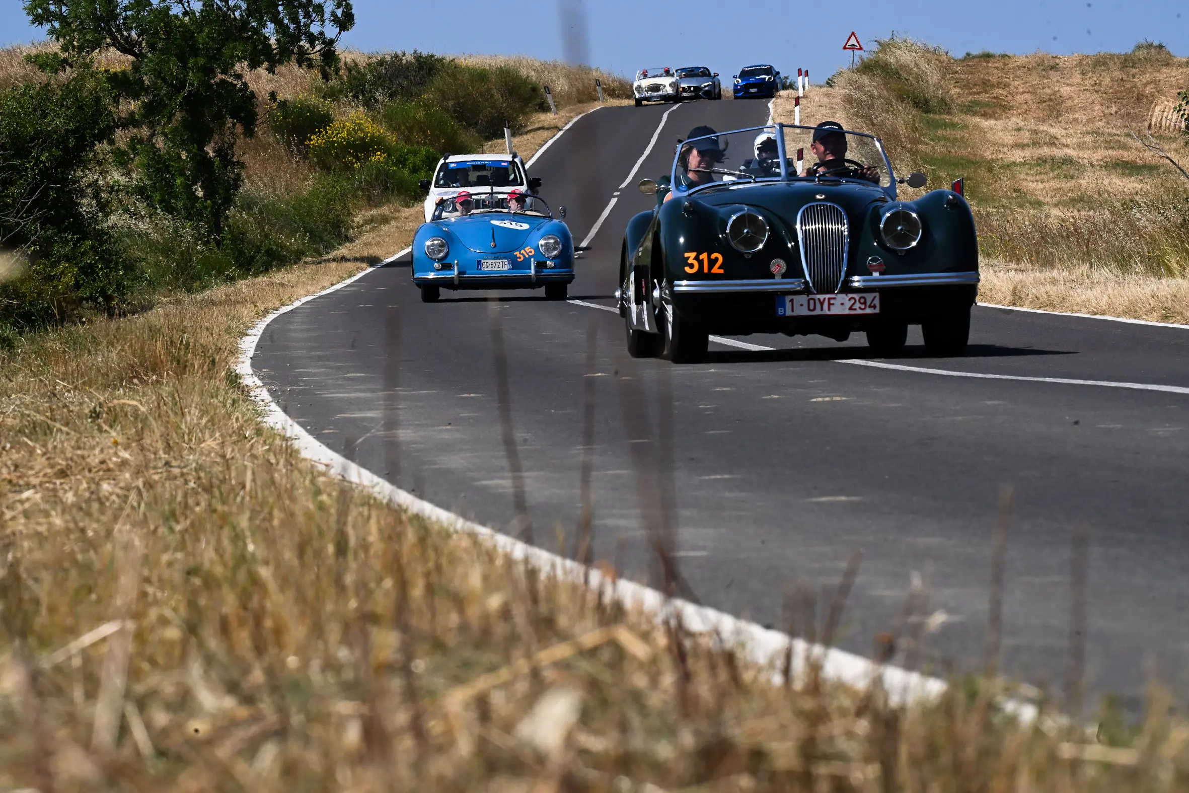 Mille Miglia 2025, il passaggio dalla Val d’Orcia