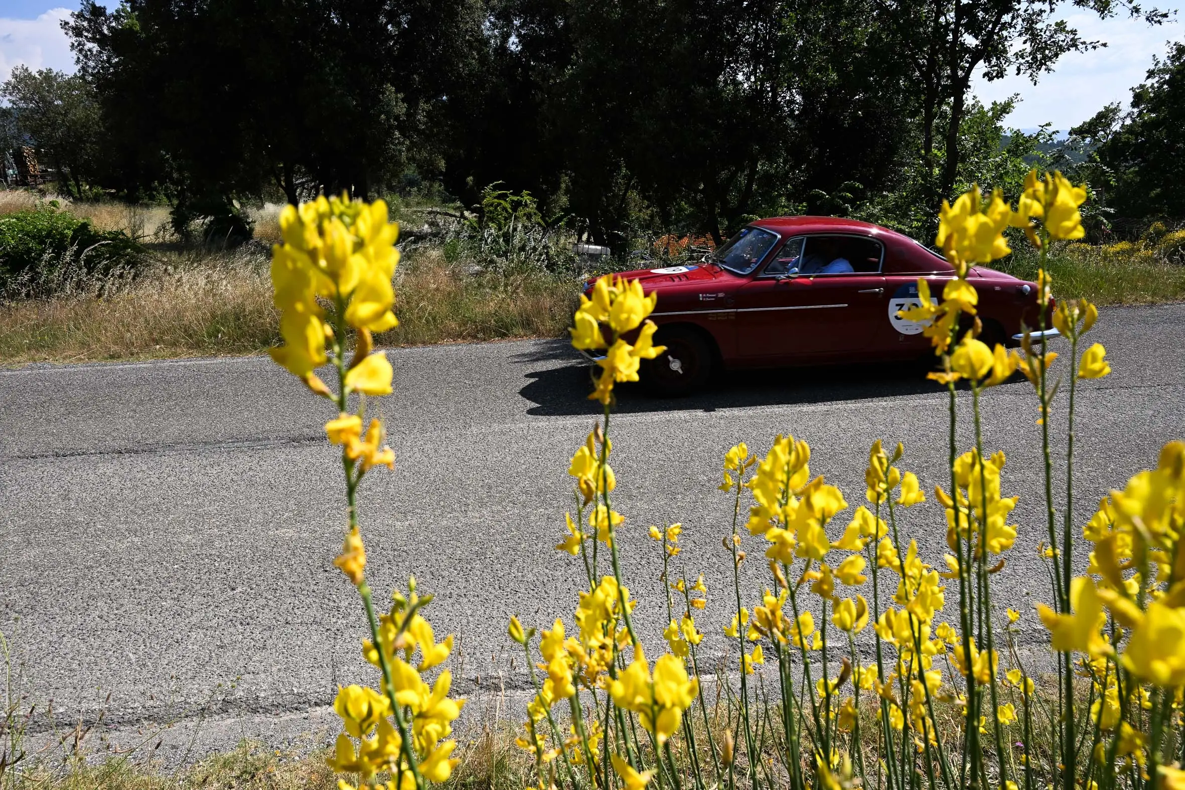 Mille Miglia 2025, il passaggio dalla Val d’Orcia