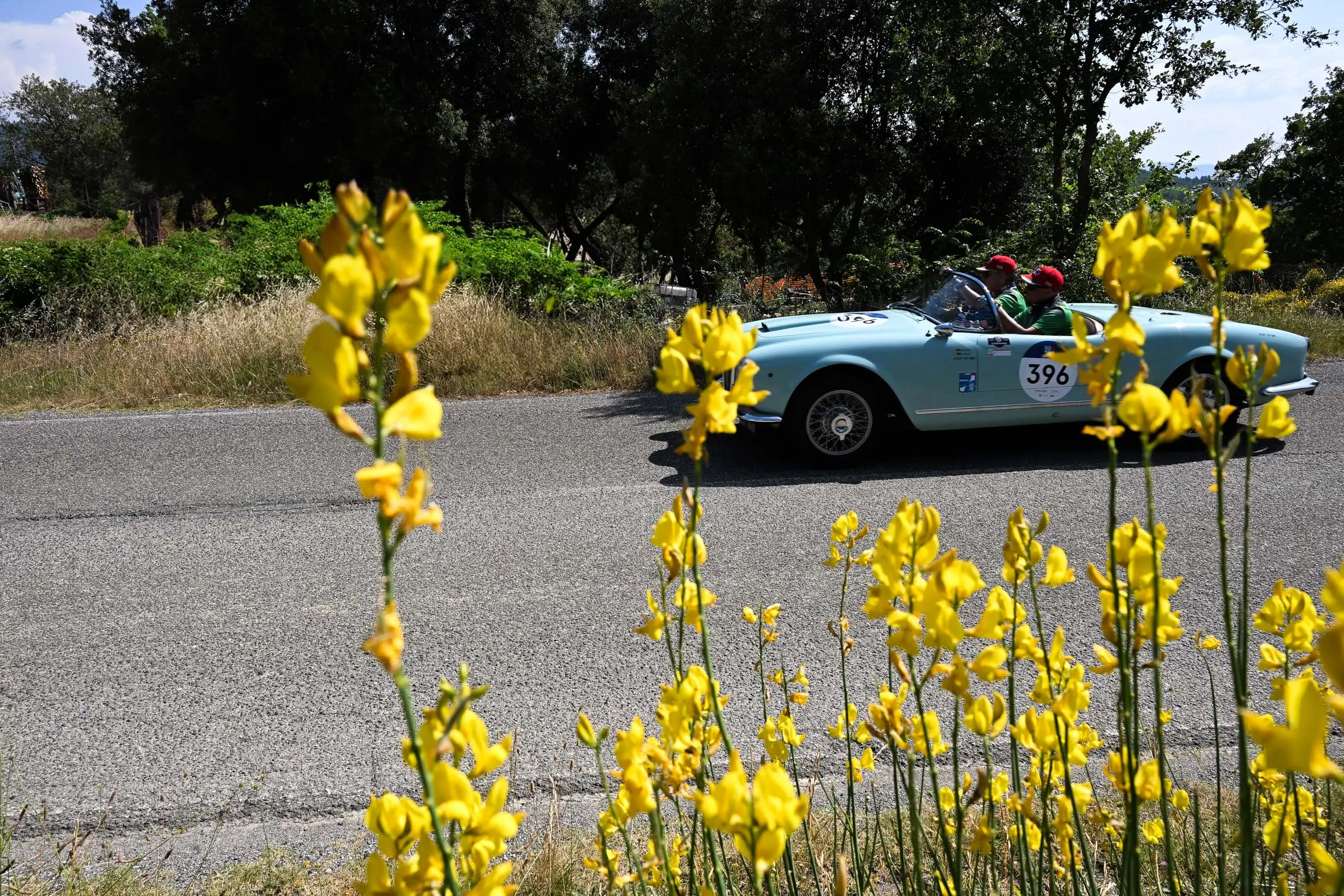 Mille Miglia 2025, il passaggio dalla Val d’Orcia