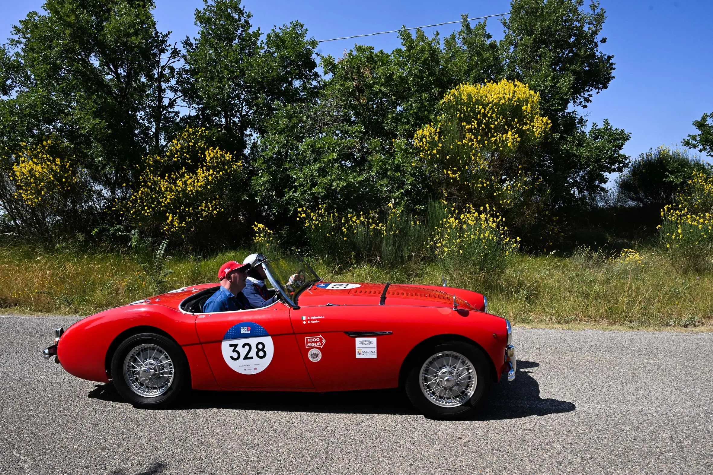 Mille Miglia 2025, il passaggio dalla Val d’Orcia