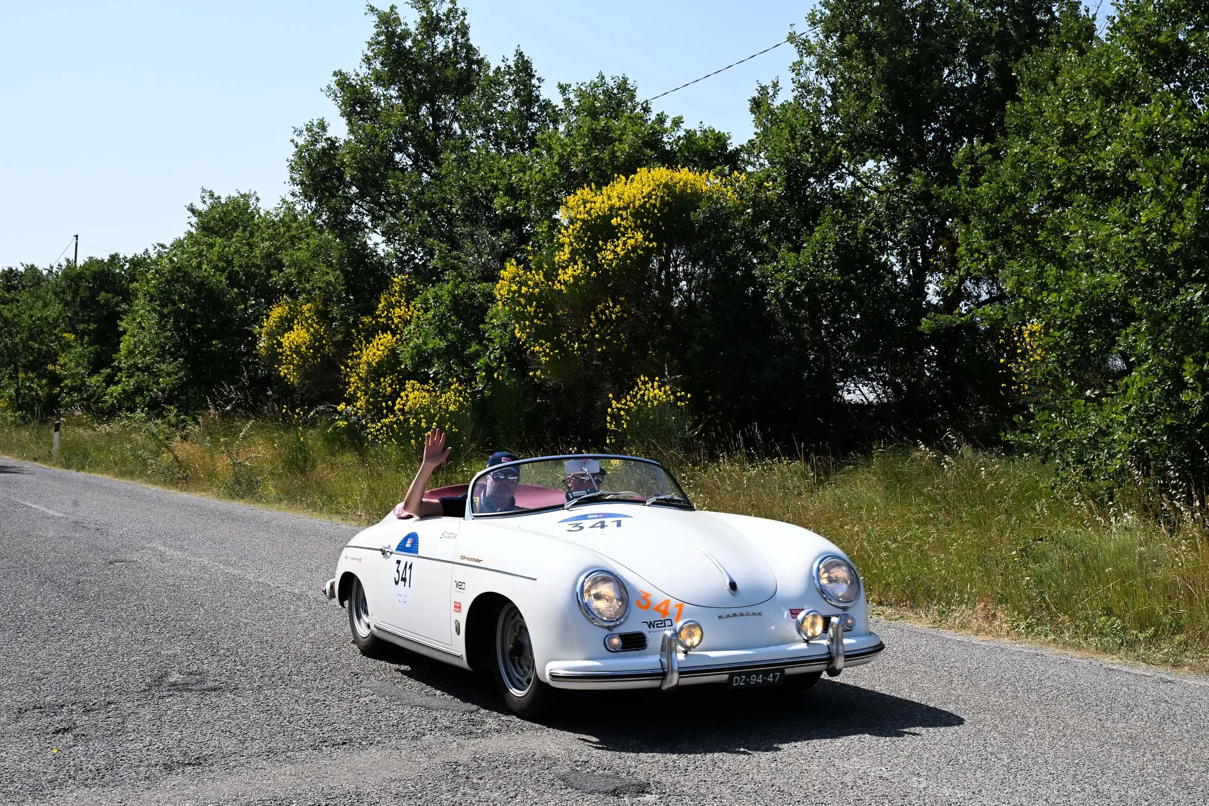 Mille Miglia 2025, il passaggio dalla Val d’Orcia