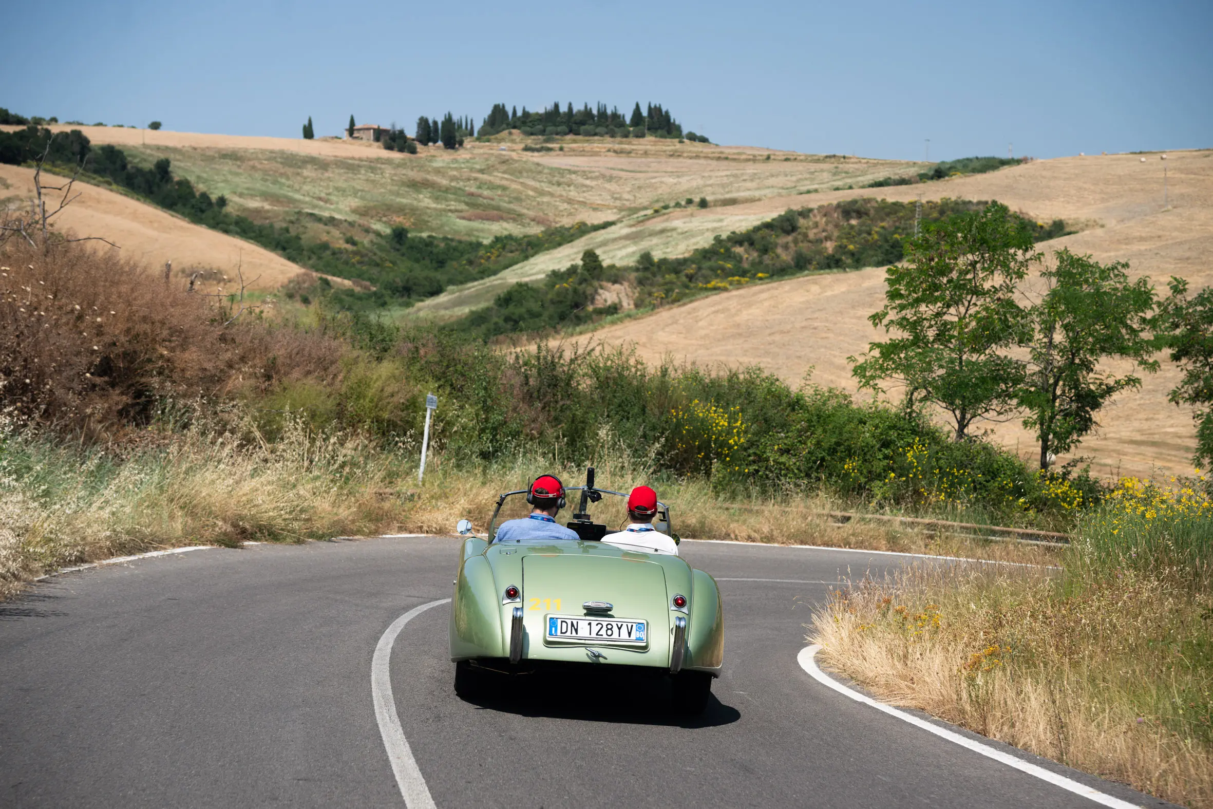 Mille Miglia 2025, il passaggio dalla Via Francigena
