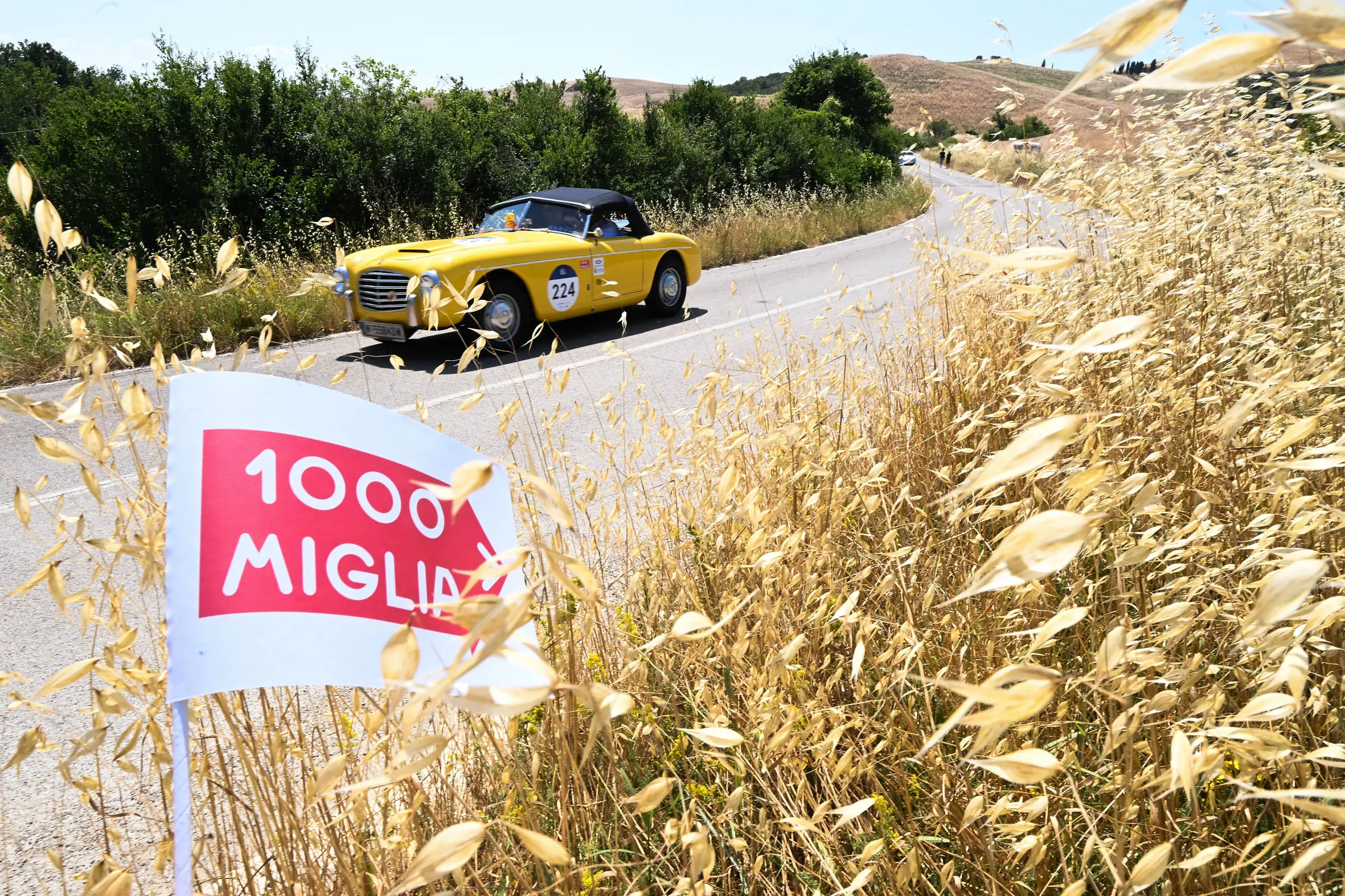 Mille Miglia 2025, il passaggio dalla Via Francigena