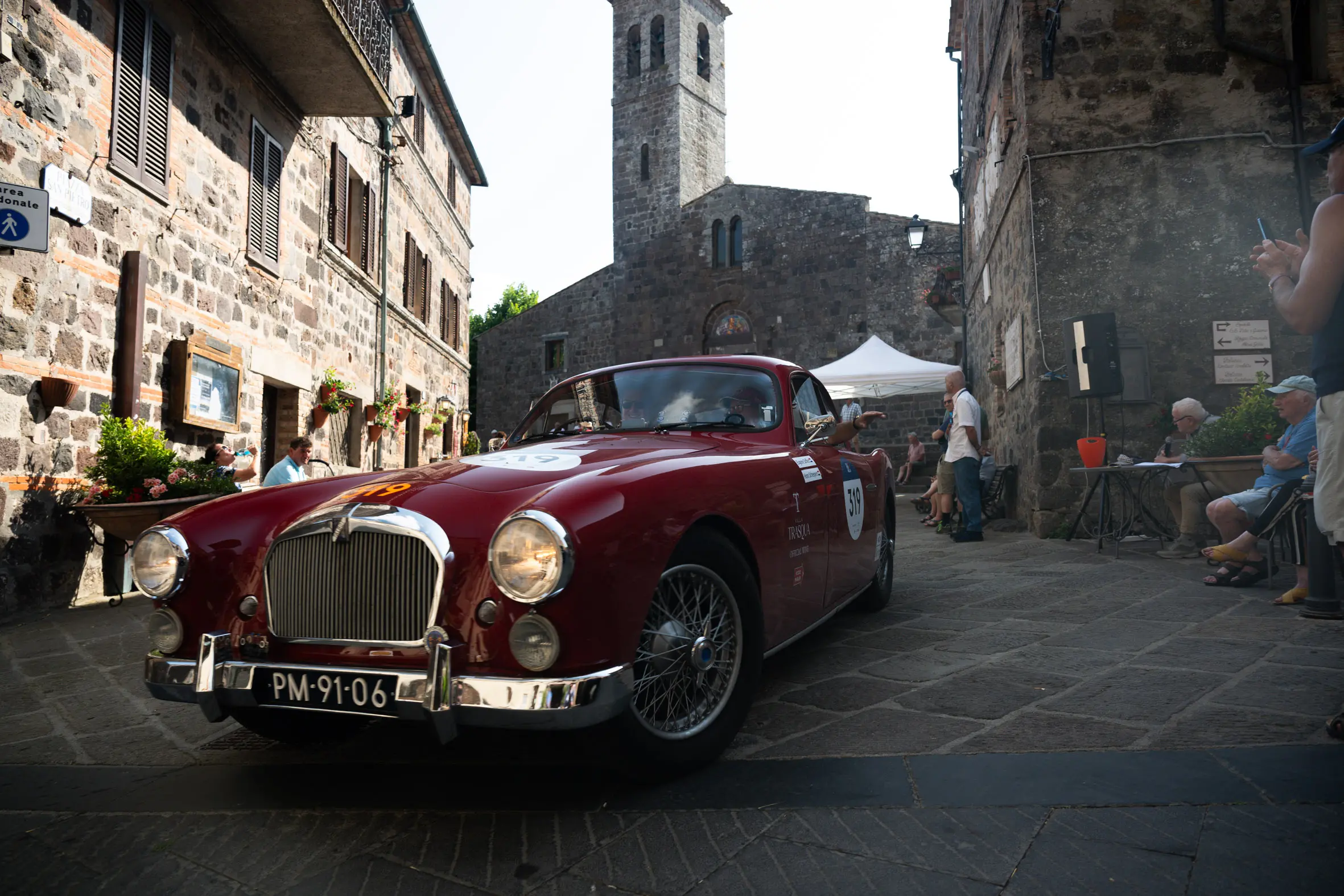 Mille Miglia 2025, il passaggio da Radicofani