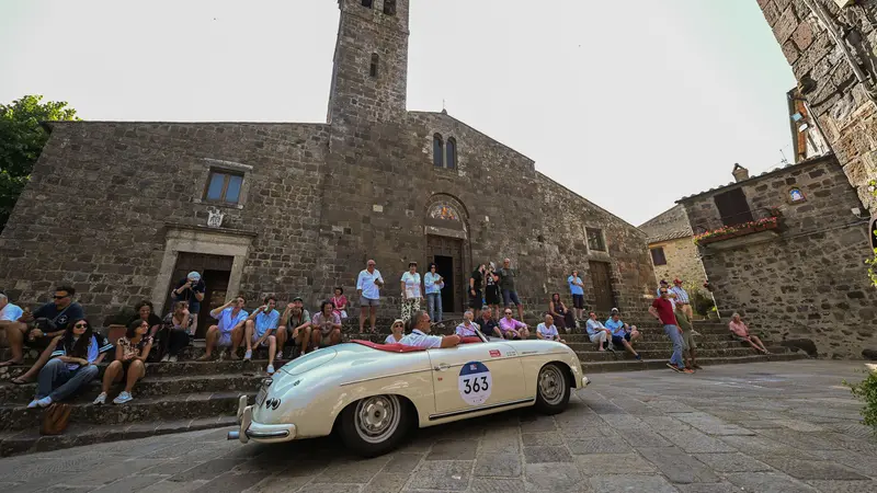 Mille Miglia 2025, il passaggio da Radicofani