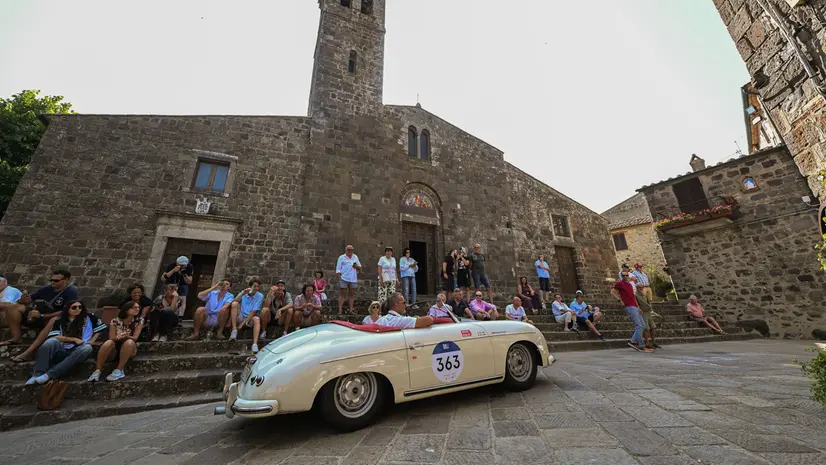 Mille Miglia 2025, il passaggio da Radicofani
