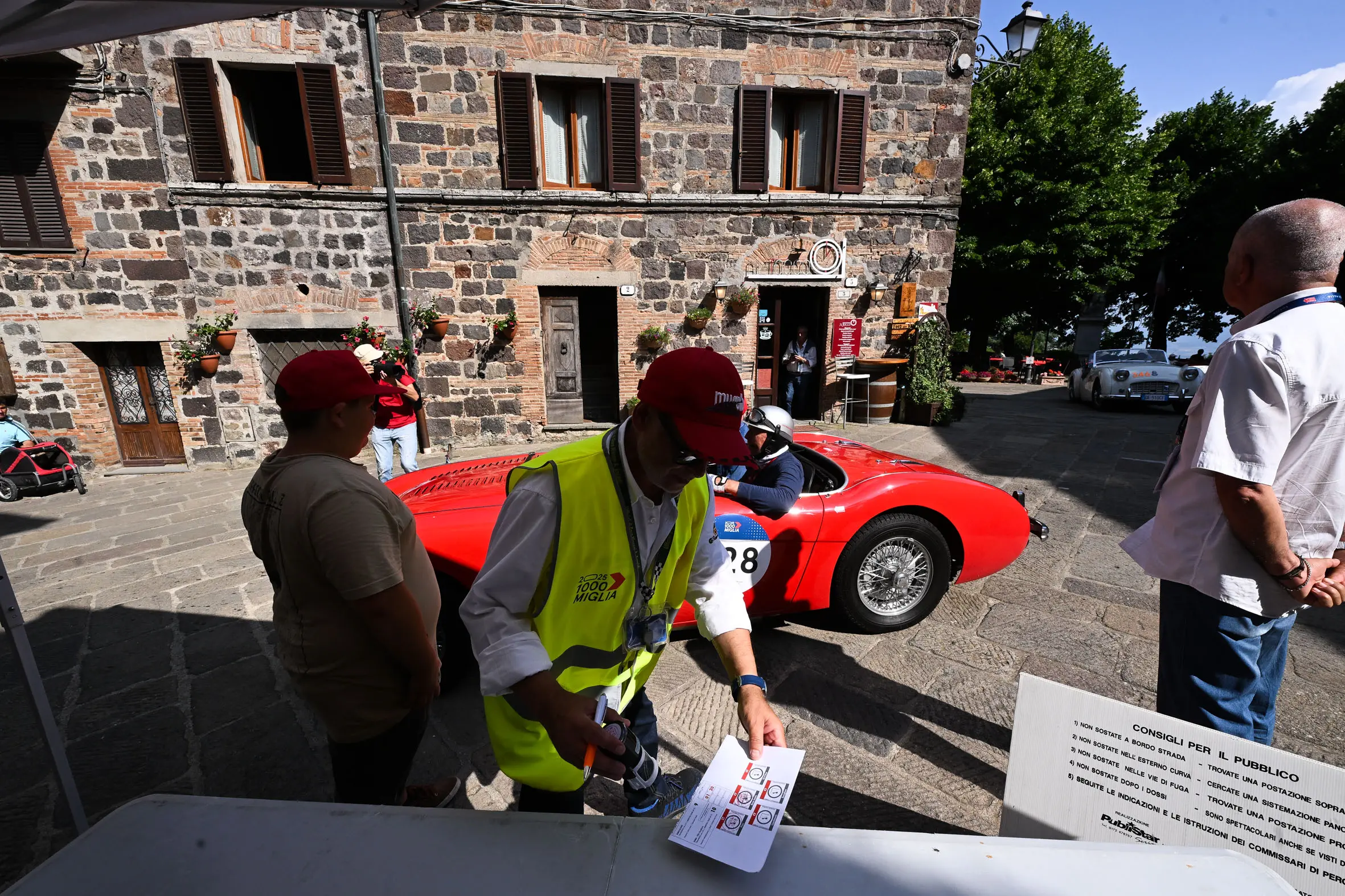 Mille Miglia 2025, il passaggio da Radicofani