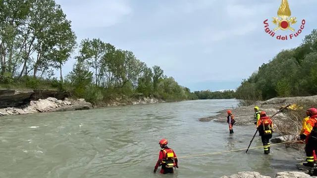 Sommozzatori dei vigili del fuoco impegnati nelle ricerche di un ragazo disperso nel fiume Tanaro nel Cuneese, 22 aprile 2025. ANSA / VIGILI DEL FUOCO +++NO SALES - EDITORIAL USE ONLY - NPK+++