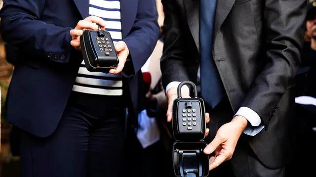 L’assessore allo Sport, Turismo, Moda e Grandi Eventi di Roma Capitale, Alessandro Onorato, con la vicesindaca di Barcellona, Laia Bonet Rull, durante il sopralluogo finalizzato alla rimozione delle keybox, le cassette di sicurezza per chiavi di affitti brevi di appartamenti e bed & breakfast (B&B), nella zona di Fontana di Trevi,, Roma, 31 marzo 2025. ANSA/ANGELO CARCONI