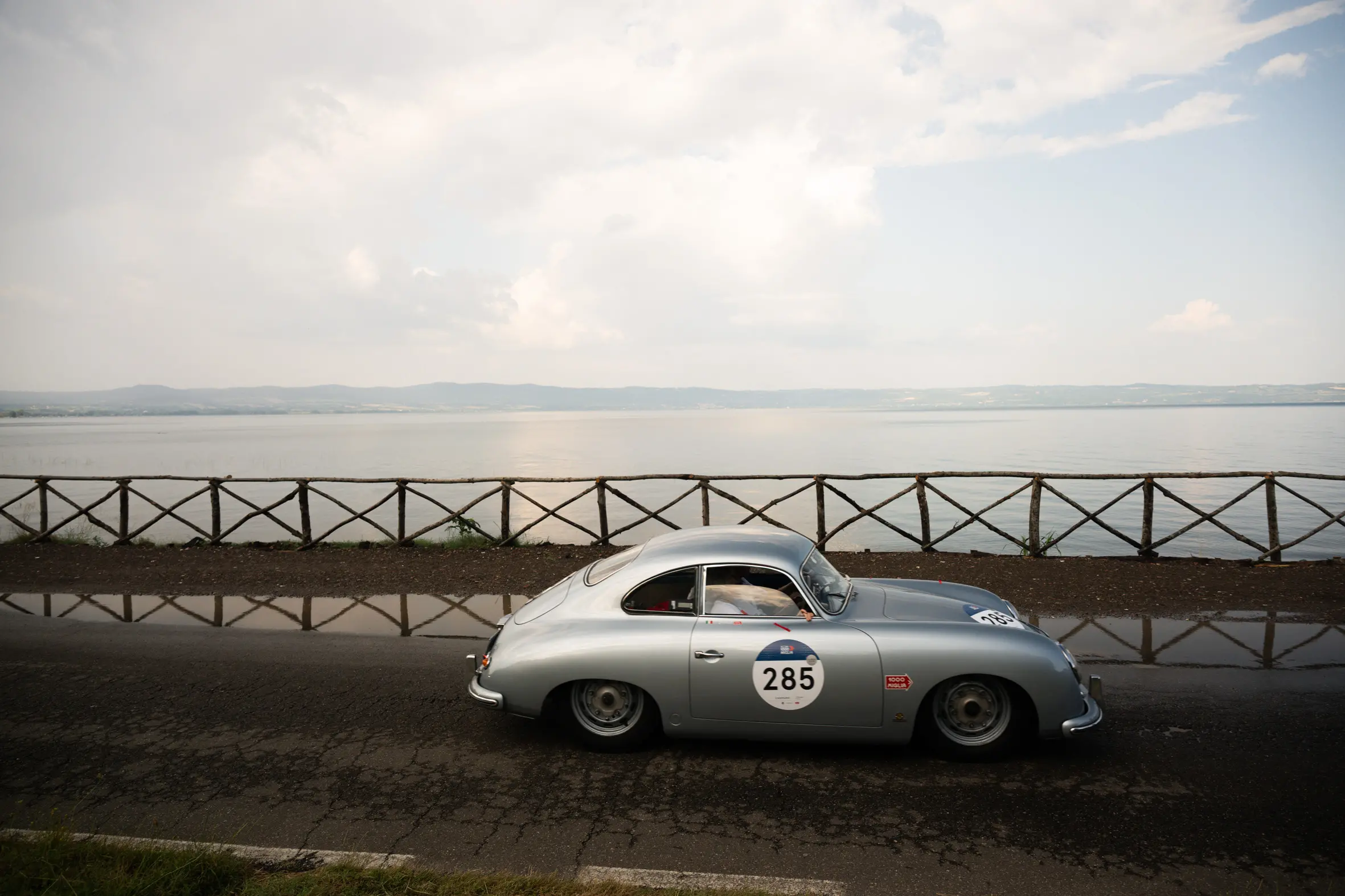Mille Miglia 2025, il passaggio dal lago di Bolsena
