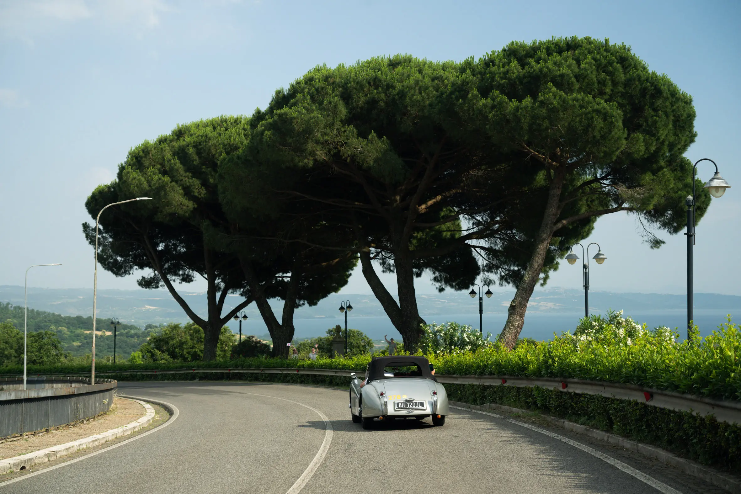Mille Miglia 2025, il passaggio dal lago di Bolsena