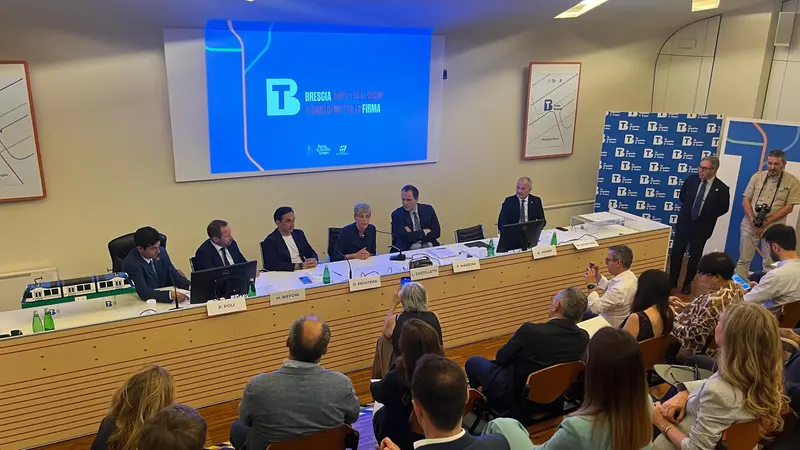 La firma sul contratto tra Brescia Mobilità e le aziende che realizzeranno l'opera - © www.giornaledibrescia.it