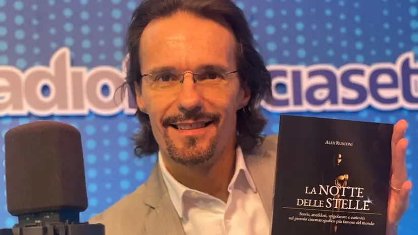 Alex Rusconi insieme al suo ultimo libro «La notte delle stelle» - © www.giornaledibrescia.it