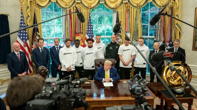 epa12184433 FIFA president Giani Infantino (L) and Juventus coach Igor Tudor (C-Back), with Juventus players attend a meeting with US President Donald Trump (C-Front) in the Oval Office of the White House in Washington, DC, USA, 18 June 2025. EPA/KEN CEDENO / POOL