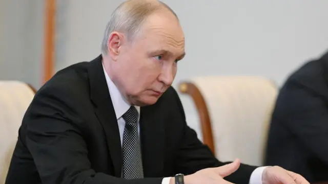 epa12184320 Russian President Vladimir Putin attends a meeting with BRICS New Development Bank President Dilma Rousseff on the sidelines of the 28th Saint Petersburg International Economic Forum (SPIEF) at the Constantine Palace in Strelna in the suburb of St. Petersburg, Russia, 18 June 2025. The forum runs from 18 to 21 June 2025. EPA/Alexei Danichev/SPUTNIK/KREMLIN / POOL MANDATORY CREDIT
