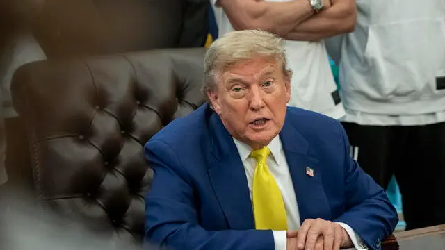 epa12184451 US President Donald Trump holds a meeting with members of the Juventus soccer club in the Oval Office of the White House in Washington, DC, USA, 18 June 2025. EPA/KEN CEDENO / POOL