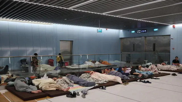 epa12184342 People spend the night in the underground Tel Aviv Light Rail Station, amid the ongoing Iranian ballistic missile threat, in Tel Aviv, Israel, 18 June 2025. Israel and Iran have been exchanging fire since Israel attacked Iran on 13 June 2025 as part of operation 'Rising Lion'. EPA/ABIR SULTAN