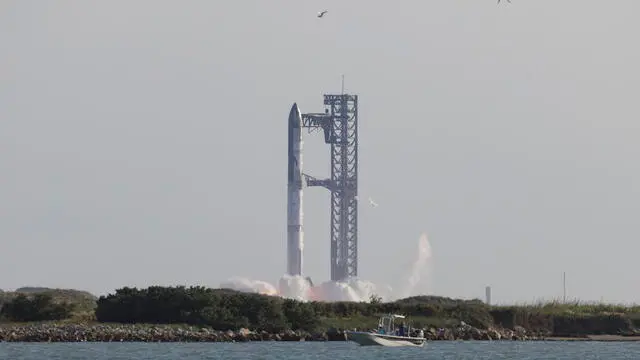 epa11730075 The SpaceX 'Starship' rocket takes off from the company's Starbase facility in Boca Chica, Texas, USA, 19 November 2024. This is the company's sixth test flight attempt to test the 'Starship' rocket and the second time that SpaceX is attempting to catch the rocket booster during landing. EPA/MICHAEL GONZALEZ