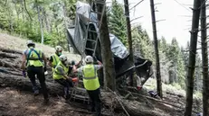 Sopralluogo degli ispettori della commissione d'inchiesta, voluta dal ministero del infrastrutture, sul luogo dell'incidente della funivia del Mottarone a Stresa. Verbania 01 giugno 2021 ANSA/TINO ROMANO
