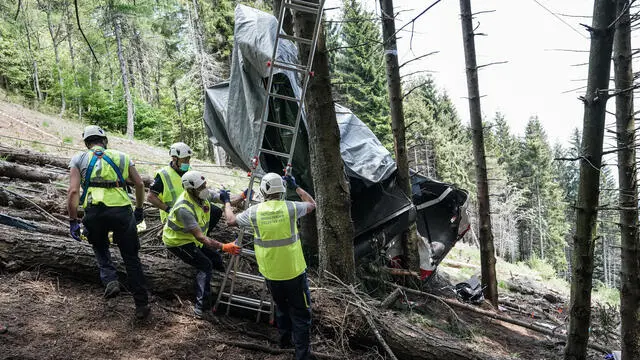 Sopralluogo degli ispettori della commissione d'inchiesta, voluta dal ministero del infrastrutture, sul luogo dell'incidente della funivia del Mottarone a Stresa. Verbania 01 giugno 2021 ANSA/TINO ROMANO