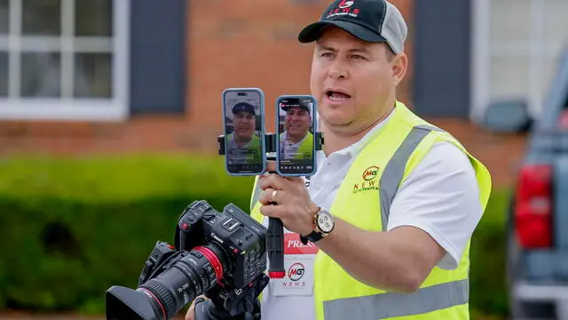 epa12063639 Metro Atlanta immigration and Latino issues reporter Mario Guevara reports live from a local police traffic enforcement area in Stone Mountain, Georgia, USA, 29 April 2025. Guevara, 47, an immigrant from El Salvador, moved to the Gwinnett County area of Atlanta in 2004. Gwinnett has a Hispanic population of almost 225,000 people, or 23.8 percent, according to the US Census Bureau. Guevara, who has more than 698,000 followers on Facebook, frequently reports live on the platform and TikTok, from ICE raids and other news affecting Spanish-speaking residents of Gwinnett County and locations in North Georgia. EPA/ERIK S. LESSER