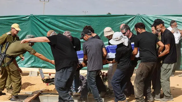 epa10926986 The provisional burial of seven of the 119 civilian victims of the October 7 Hamas attack on Kibbutz Beer'i, at the Revimvi Kibbutz cemetery in Israel, 19 October 2023. The Jewish community village where seven funerals of victims of the Beer'i attack are taking place today is located more than forty kilometers south of the city of Beer Sheva, in the Negev desert. More than 3,500 Palestinians and 1,400 Israelis have been killed according to the Israel Defense Forces (IDF) and the Palestinian Health authority since Hamas militants launched an attack against Israel from the Gaza Strip on 07 October. Israel has warned all citizens of the Gaza Strip to move to the south ahead of an expected invasion. EPA/MANUEL DE ALMEIDA