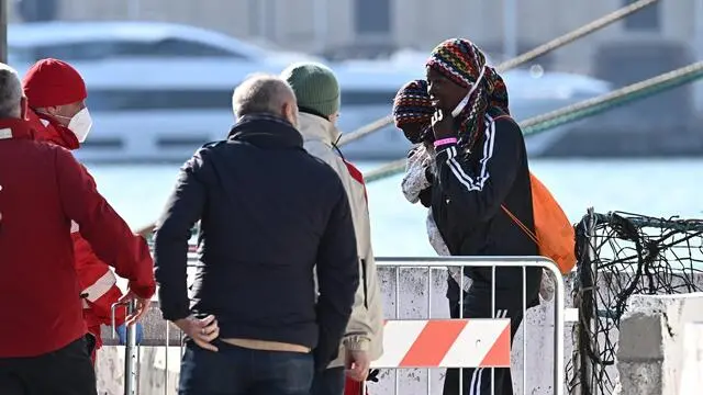 Arrivata nel porto di agenova la nave ong Humanity con a bordo 88 migranti. Genova, 8 aprile 2025. ANSA/LUCA ZENNARO