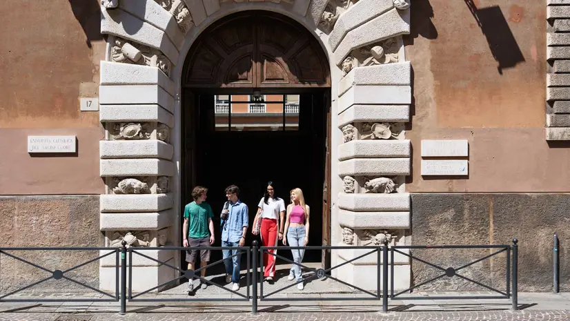 L'ingresso alla facoltà di Scienze politiche e sociali a Brescia - © www.giornaledibrescia.it