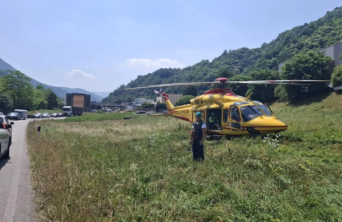 Incidente a Lavenone, auto contro un muro