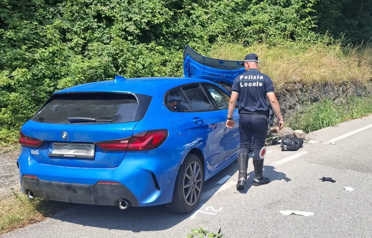 Incidente a Lavenone, auto contro un muro